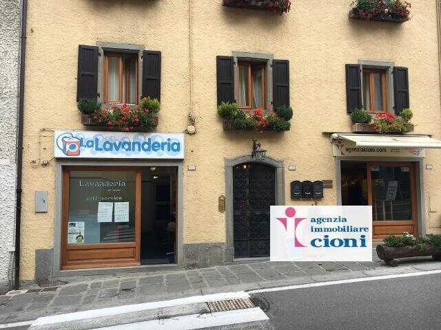 Fondo-Commerciale-Via-Brennero-Abetone-Mq-120-Bagno-Vetrina-Magazzino-1